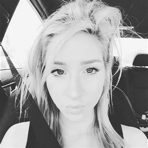 Pink_Sparkles was banned on streaming website Twitch last night (Thursday 22nd October), but many users on Twitter and Reddit are confused as to why this is the case and when she will be back online.